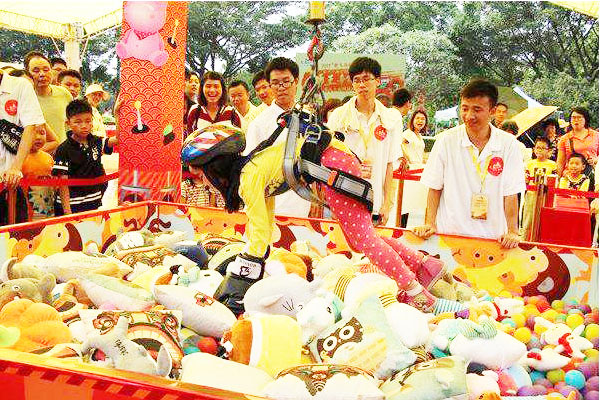 亲子家庭日：真人版抓娃娃机