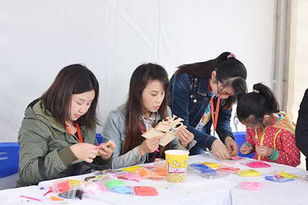 亲子家庭日：制作环保袋或DIY相框